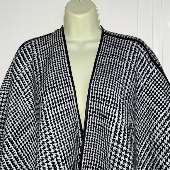 Reversible black & white herringbone Fall or Winter wrap or cape - Picture 2 of 9